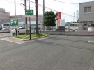 スーパーマーケットの駐車場に